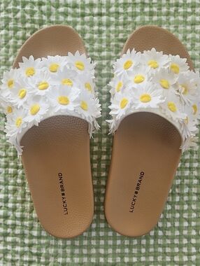 Lucky Brand White Daisy Appliqué Slide Sandals with Yellow Centers